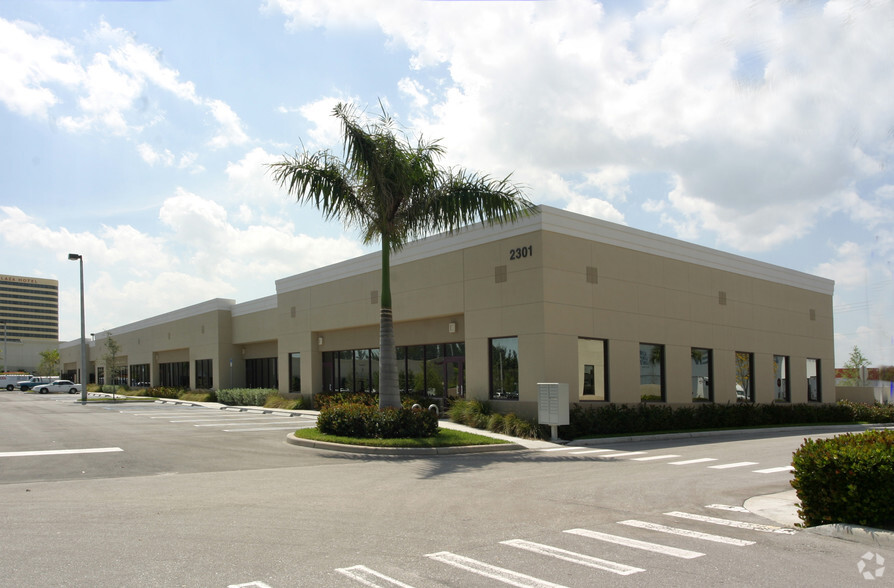 2400 Centrepark West Dr, West Palm Beach, FL for lease - Building Photo - Image 2 of 8