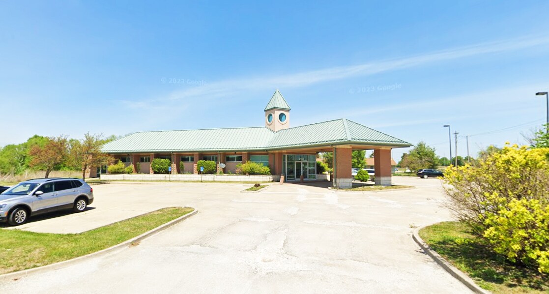 2103 Silva Ln, Moberly, MO for sale Primary Photo- Image 1 of 2