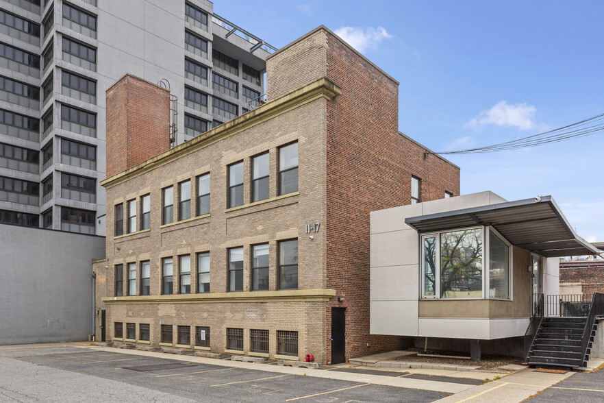 11-17 43rd Ave, Long Island City, NY for lease - Building Photo - Image 2 of 3