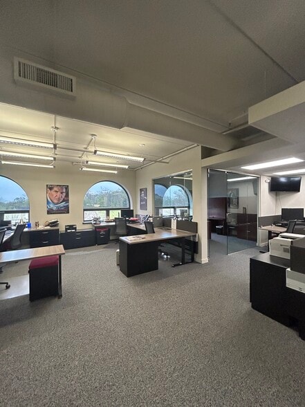 275 N York St, Elmhurst, IL for lease - Interior Photo - Image 2 of 14