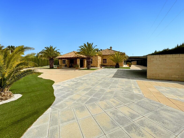 Retail in Sax for sale - Building Photo - Image 3 of 39