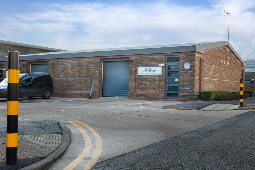 400 Montrose Ave, Slough for lease - Building Photo - Image 3 of 4