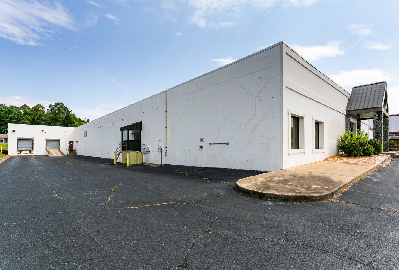 1927 N Bridge St, Elkin, NC 28621