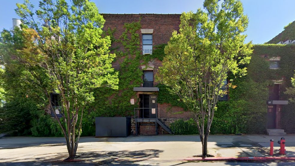 8-01 43rd Ave, Long Island City, NY for lease - Building Photo - Image 1 of 5