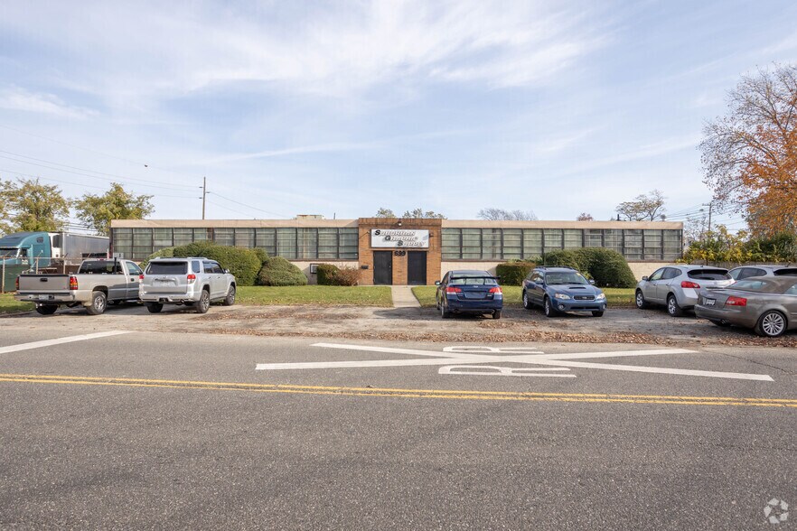 699 Albany Ave, Amityville, NY 11701