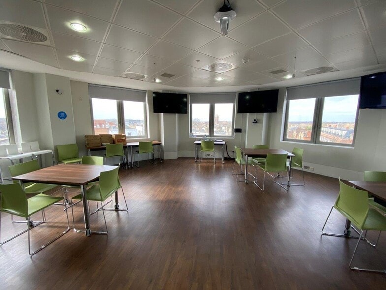 St. Marks Hl, Surbiton for lease - Interior Photo - Image 3 of 8