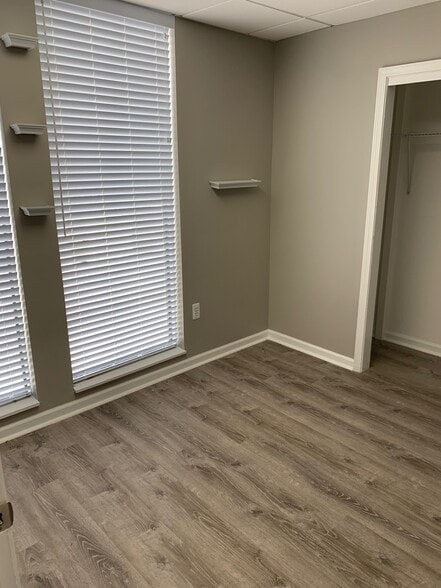 29800 Harper Ave, Saint Clair Shores, MI for lease - Building Photo - Image 3 of 3