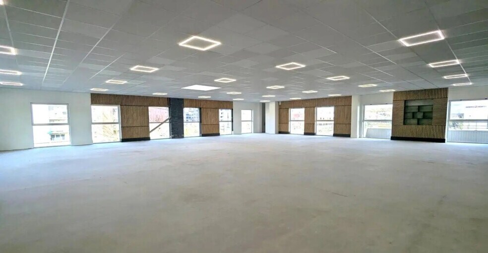 Retail in Colomiers for lease - Interior Photo - Image 1 of 7