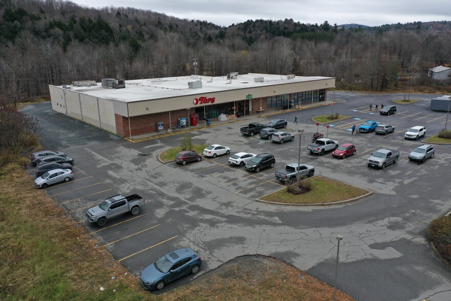 82 Route 15 W, Hardwick, VT for sale - Primary Photo - Image 1 of 1