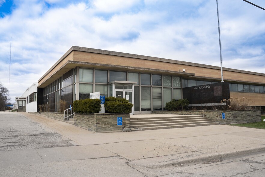 4041 N Richards St, Milwaukee, WI for lease - Building Photo - Image 2 of 5