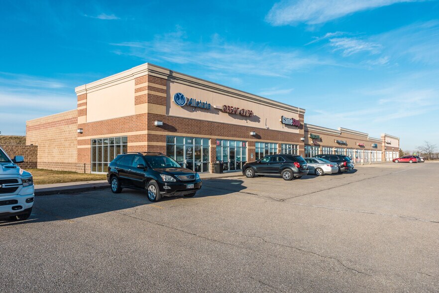 11101-11148 Plum Dr, Urbandale, IA for lease - Building Photo - Image 1 of 18
