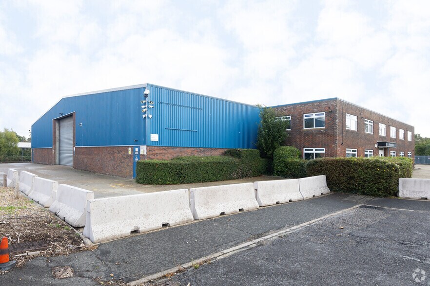 4 Brookside Ave, Rustington for sale - Primary Photo - Image 1 of 1