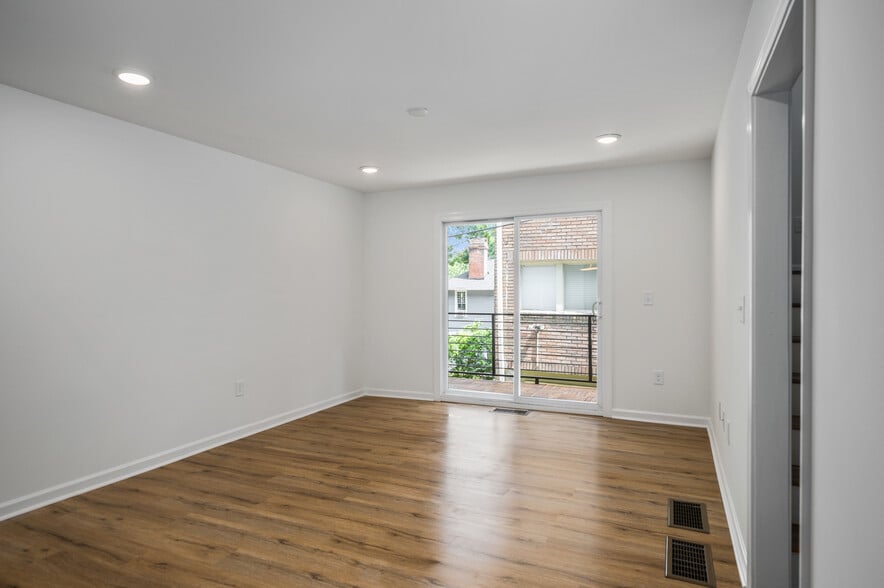 704 Durant Pl NE, Atlanta, GA for sale - Interior Photo - Image 3 of 21