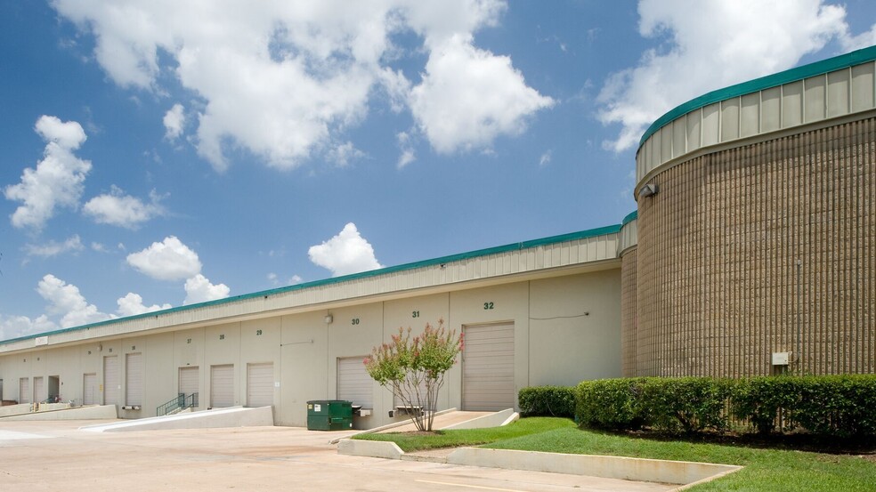 4444-4464 W 12th St, Houston, TX for lease - Building Photo - Image 1 of 48