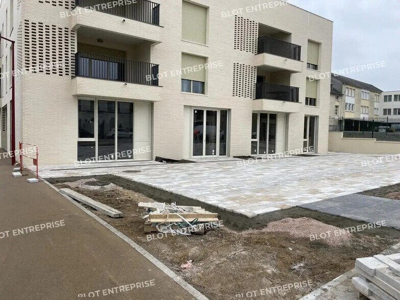 Office in Montauban-de-Bretagne for sale - Building Photo - Image 1 of 5