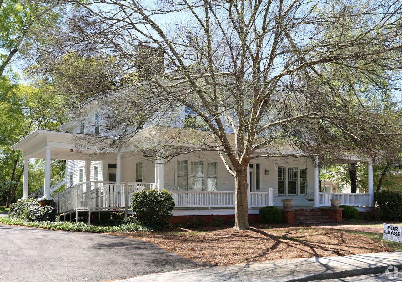 539 Newnan St, Carrollton, GA 30117