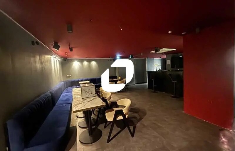 Retail in Paris for lease - Interior Photo - Image 2 of 3