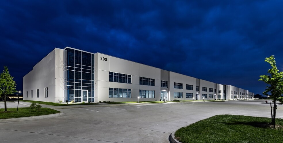 305 Adventureland Drive NW, Altoona, IA for lease - Building Photo - Image 3 of 11
