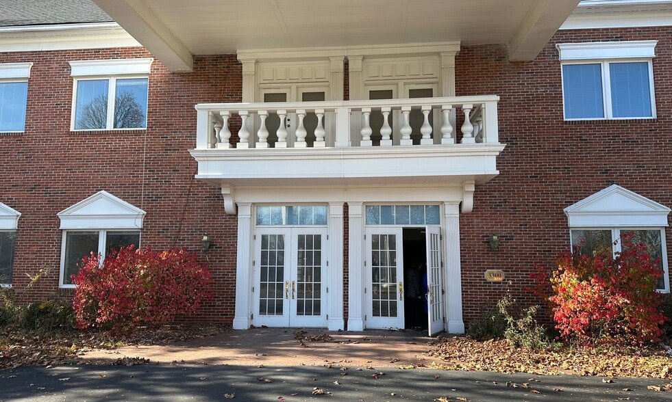 3300 University Dr, Auburn Hills, MI for lease - Building Photo - Image 3 of 26