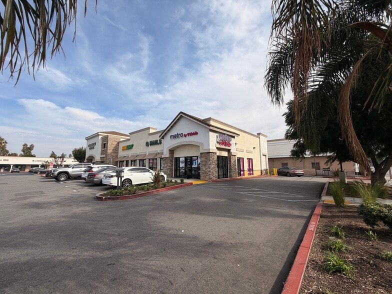 2701 N Bristol St, Santa Ana, CA for lease - Building Photo - Image 2 of 15