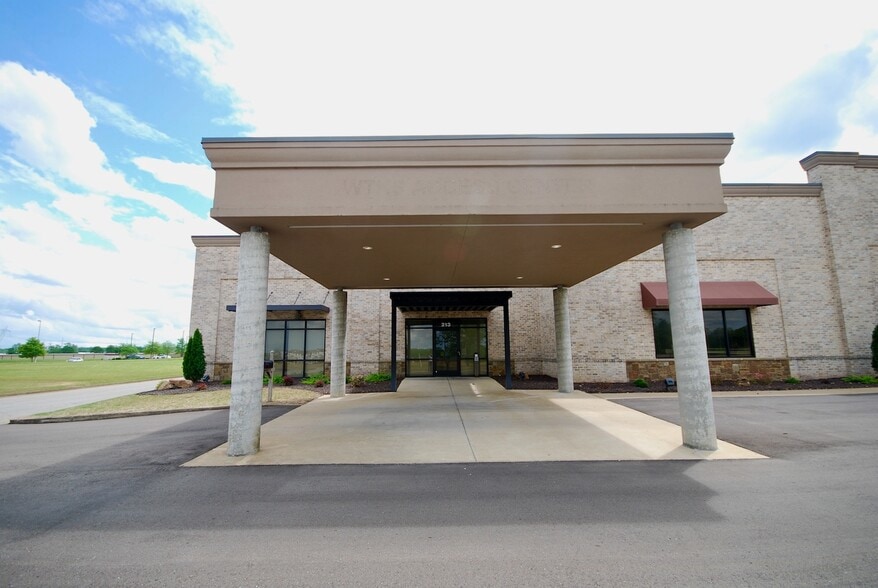 213-221 Sterling Farm Dr, Jackson, TN for lease - Building Photo - Image 2 of 31