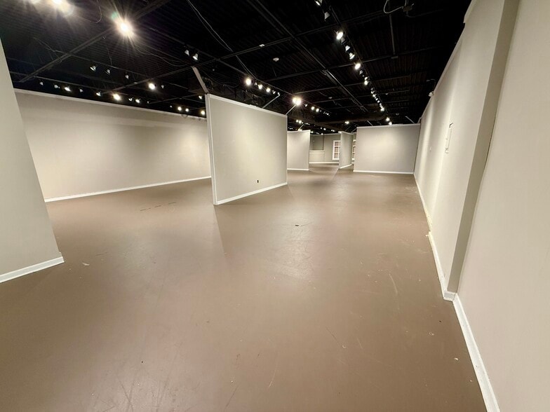 320 E Commerce Ave, High Point, NC for sale - Building Photo - Image 2 of 6