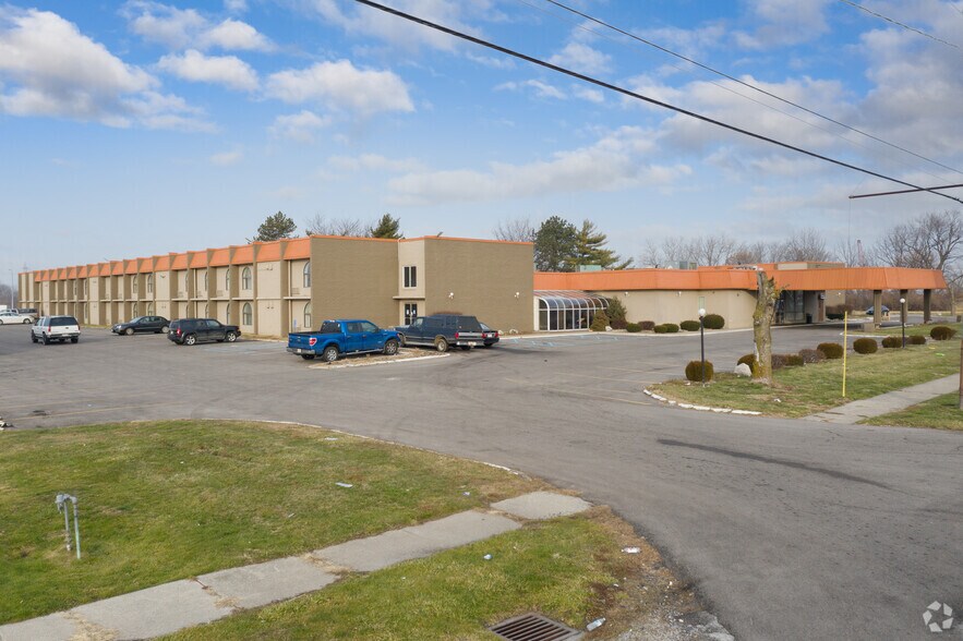 2426 Oregon Rd, Northwood, OH 43619