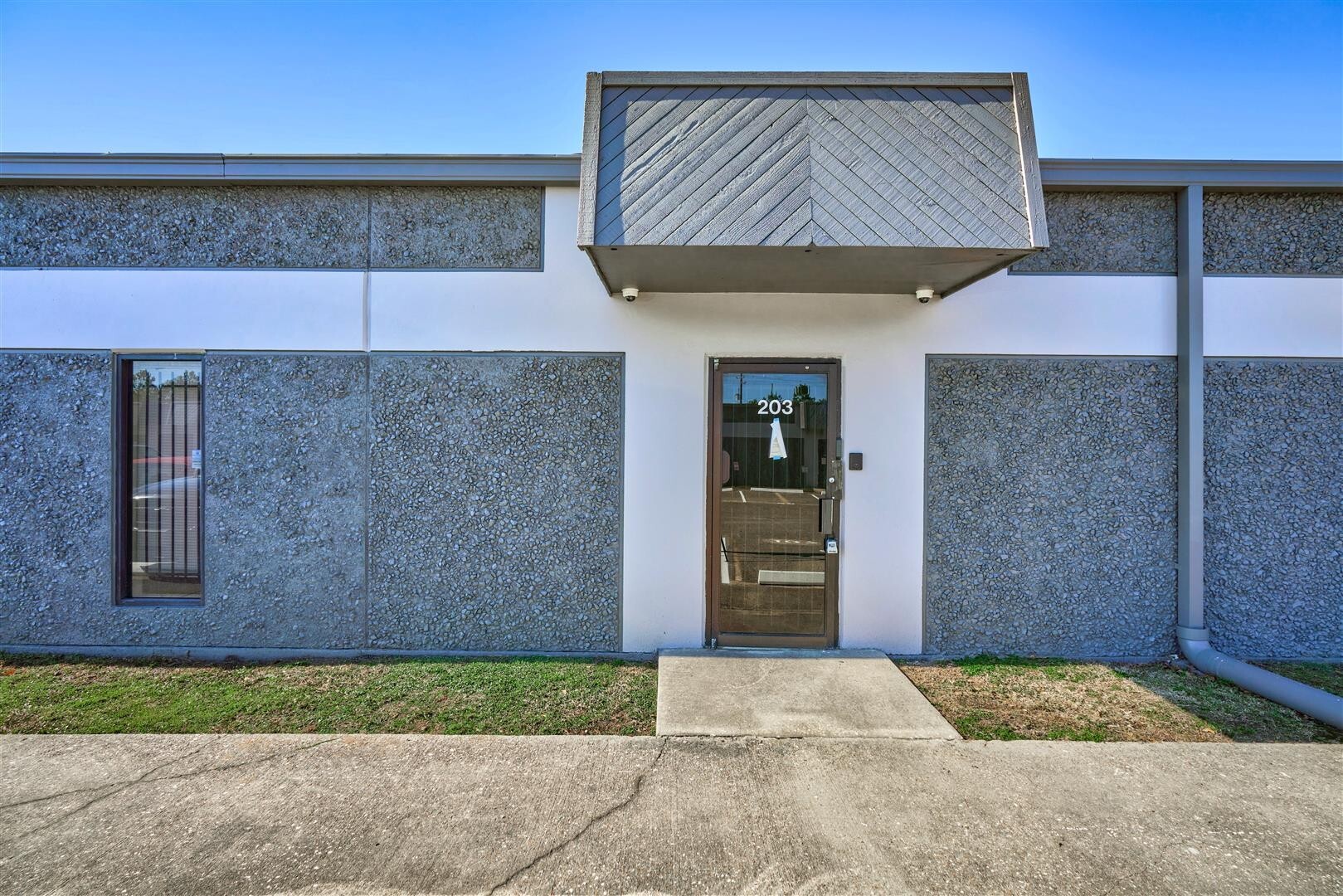 1300 S Frazier St, Conroe, TX for lease Building Photo- Image 1 of 25