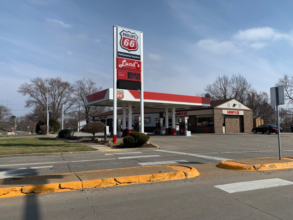 975 Spruce Hills Dr, Bettendorf, IA 52722