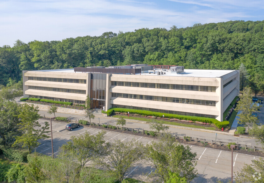 301 Gibraltar Dr, Morris Plains, NJ for lease - Building Photo - Image 1 of 5