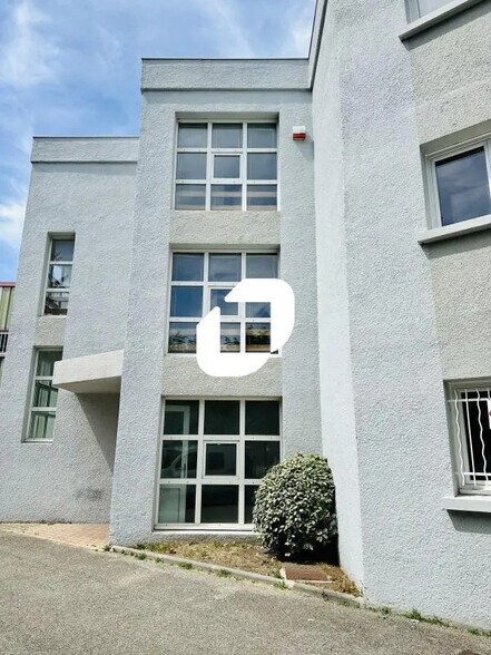 Office in Sassenage for lease - Building Photo - Image 1 of 14