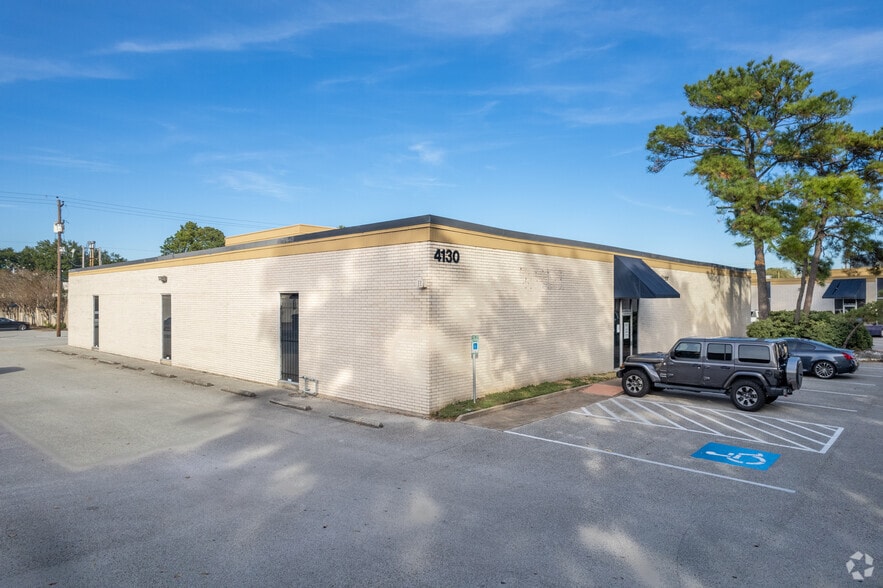 4140 Directors Row, Houston, TX for lease - Building Photo - Image 1 of 7