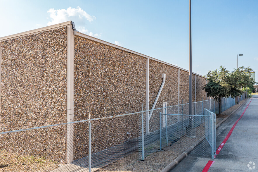 11510-11530 Grissom Ln, Dallas, TX for lease - Building Photo - Image 3 of 8