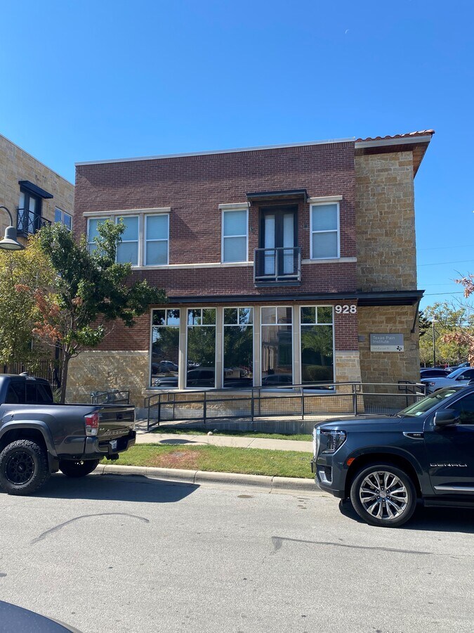 928 St, Fort Worth, TX 76104