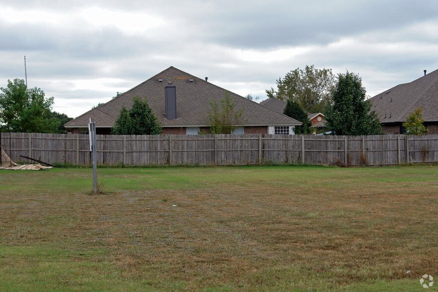 979 N Santa Fe Ave, Edmond, OK for sale - Building Photo - Image 2 of 8