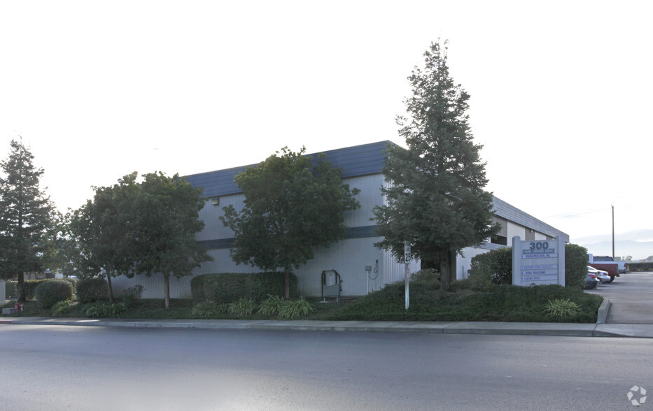 300 Park Center Dr, Hollister, CA for lease - Building Photo - Image 2 of 3