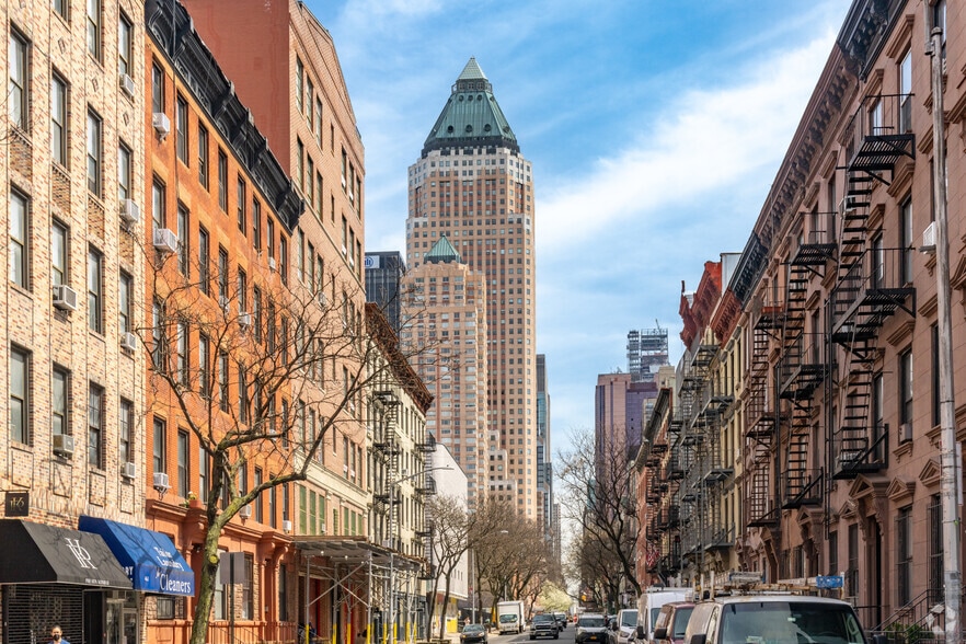 301-321 W 49th St, New York, NY for lease - Building Photo - Image 2 of 9