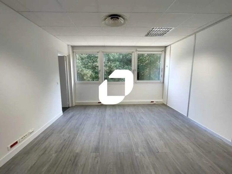Office in Bièvres for lease - Interior Photo - Image 1 of 14