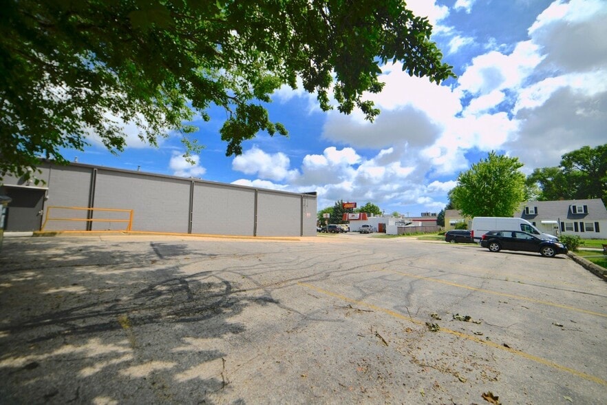 4105 52nd St, Kenosha, WI for sale - Building Photo - Image 2 of 10