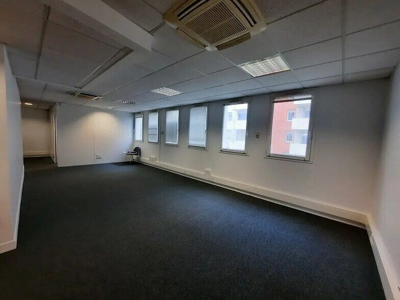 Office in Rouen for lease - Building Photo - Image 2 of 11