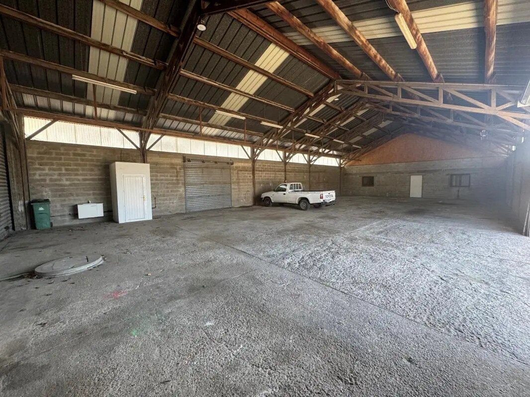 Office in Porcheville for lease Interior Photo- Image 1 of 11