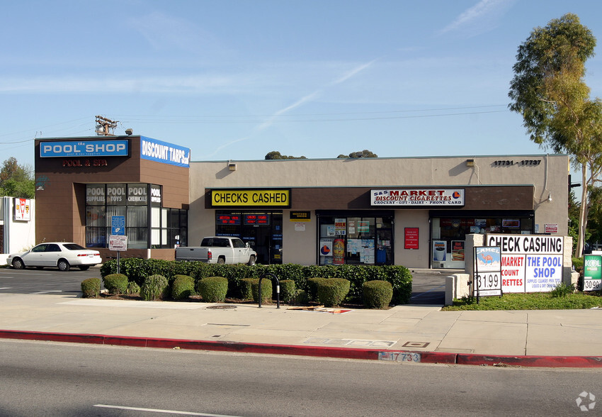 17731-17735 Sherman Way, Reseda, CA for lease - Primary Photo - Image 1 of 2