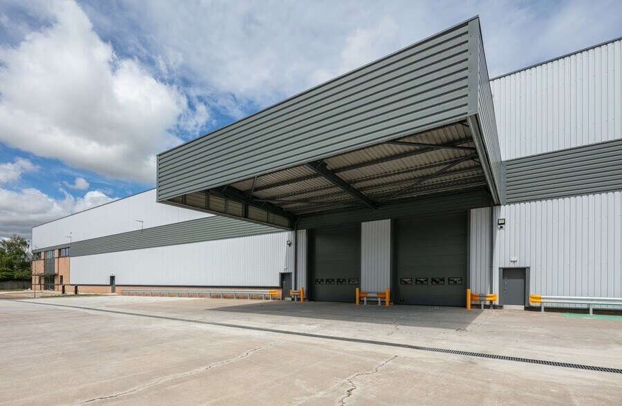 93 George Richards Way, Altrincham for lease - Building Photo - Image 2 of 12