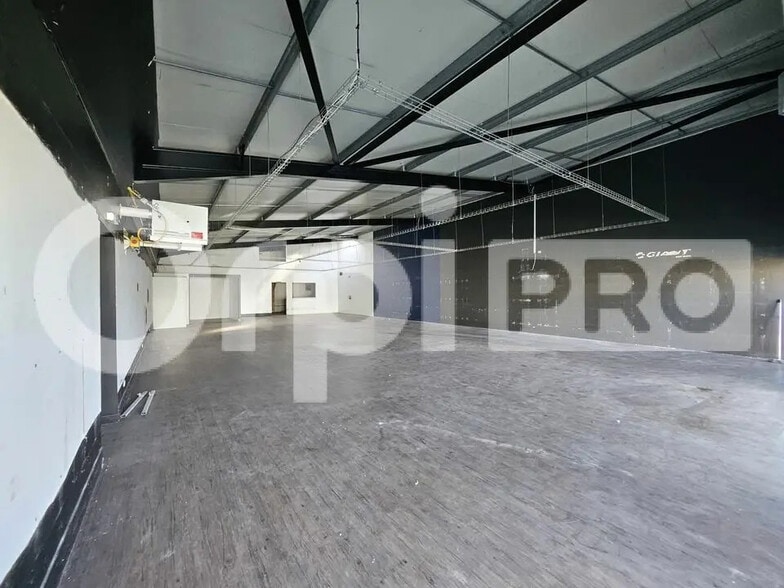 Retail in Tinqueux for lease - Interior Photo - Image 3 of 6