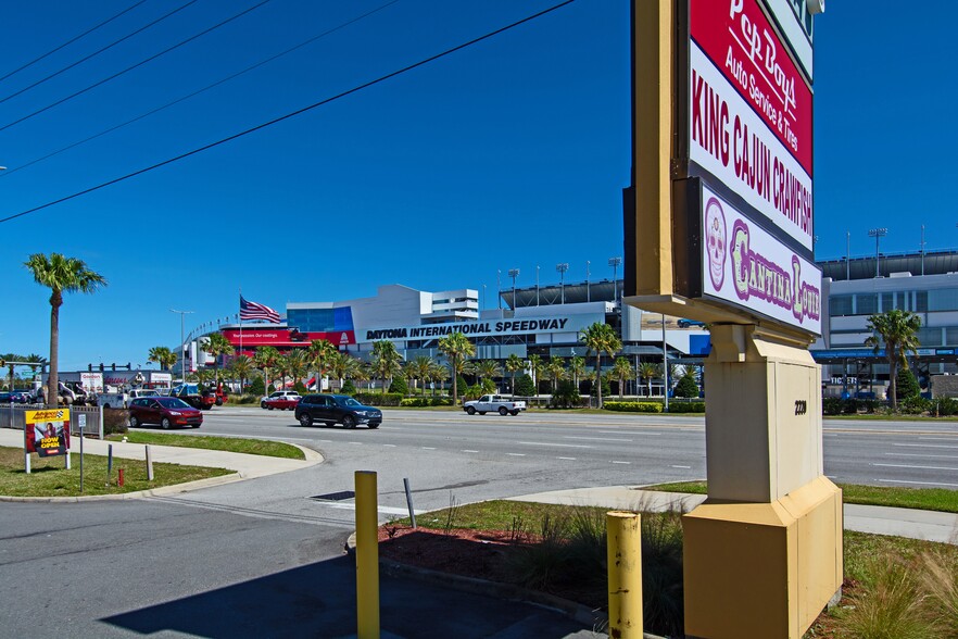 2200 W International Speedway Blvd, Daytona Beach, FL for lease - Building Photo - Image 3 of 23
