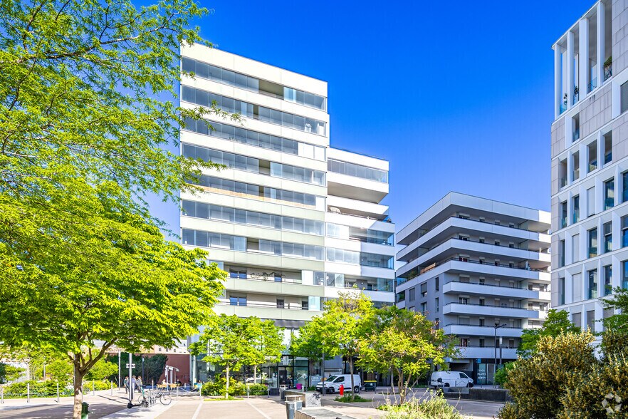 1 Place Renée Dufourt, Lyon for sale - Primary Photo - Image 1 of 2