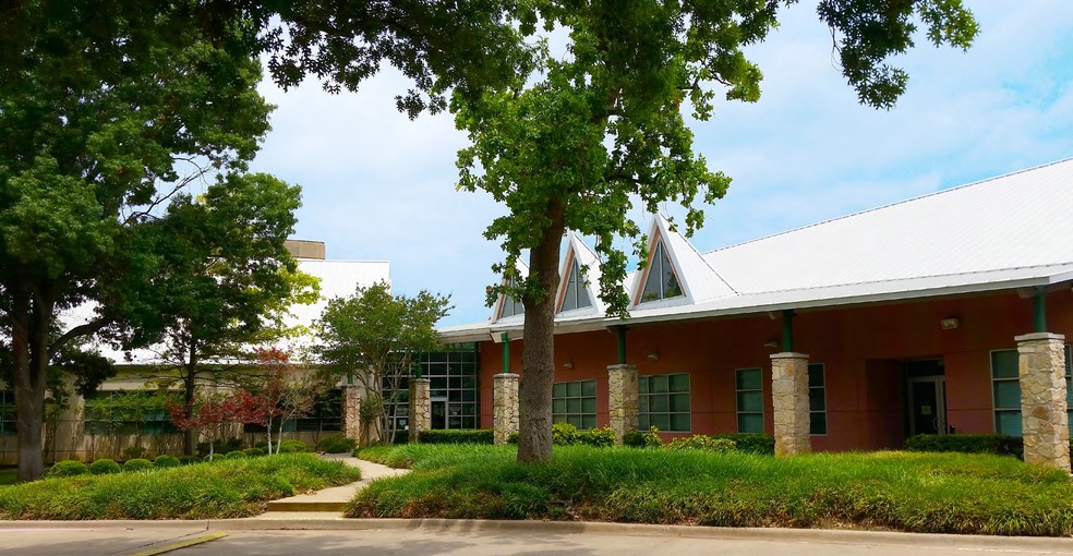 8802 Harry Hines Blvd, Dallas, TX for lease - Primary Photo - Image 1 of 2