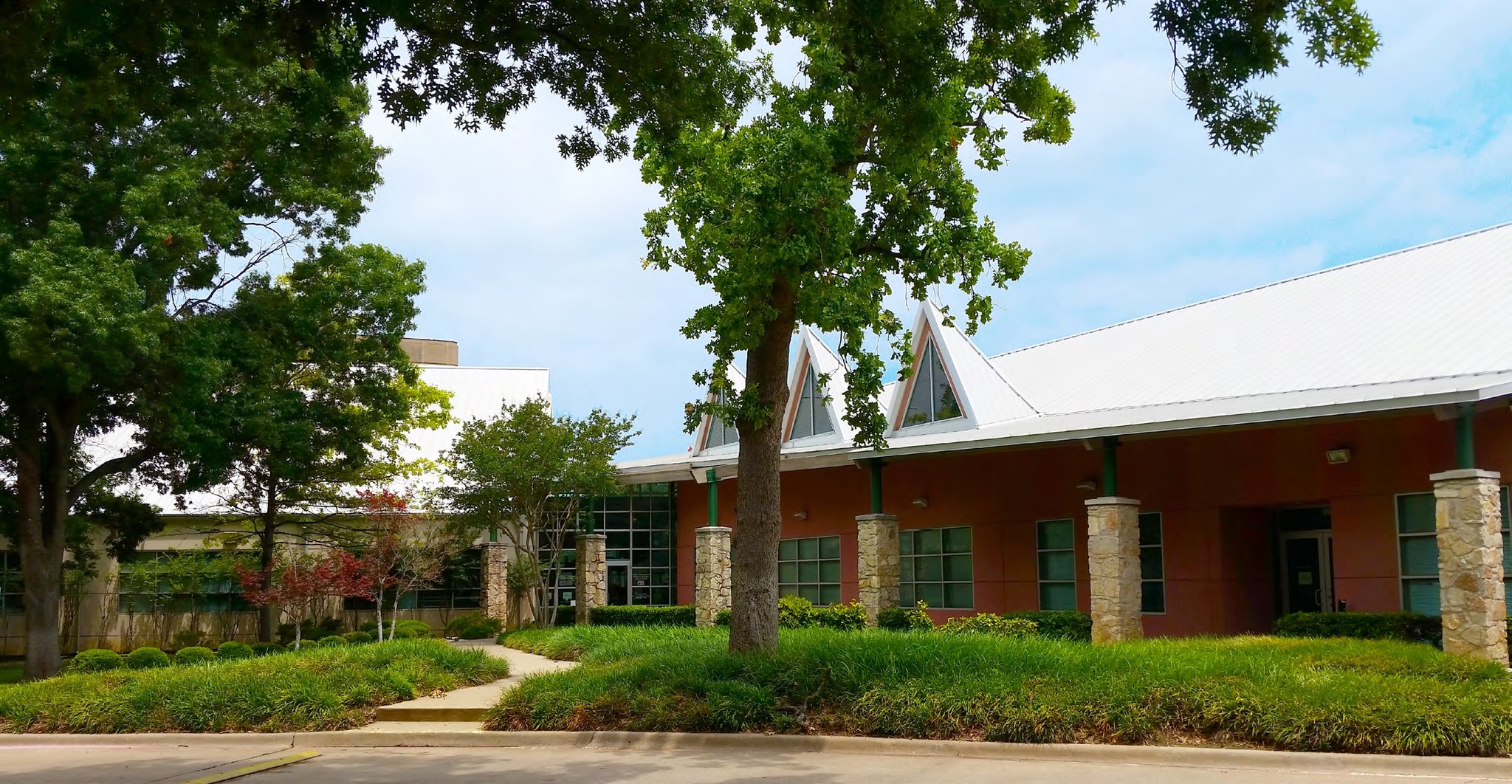 8802 Harry Hines Blvd, Dallas, TX for lease Primary Photo- Image 1 of 3