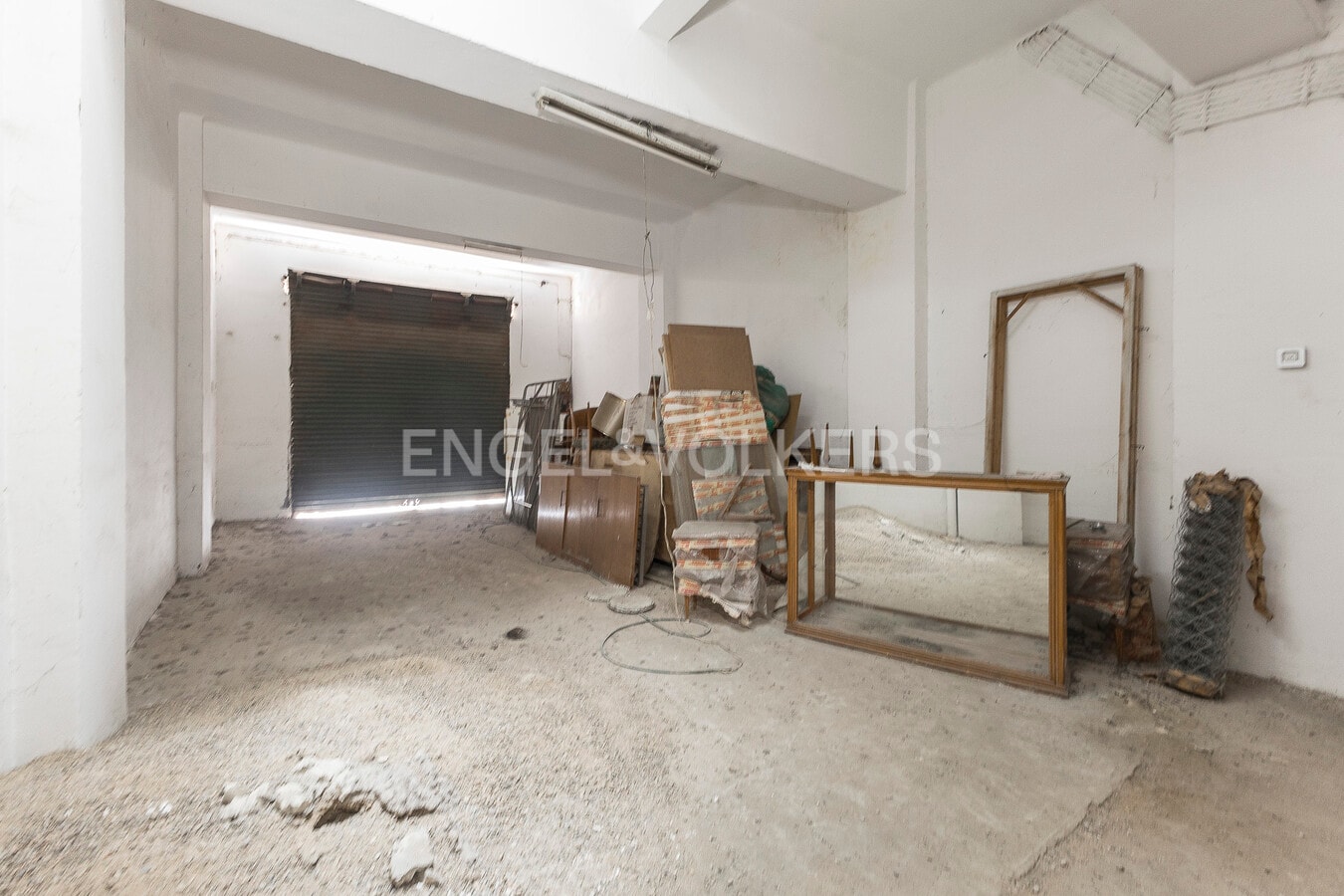 Barcelona, BAR 08027 - Unit - - - Interior Photo - Image 1 of 13