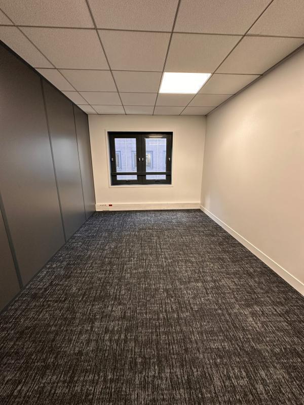 Office in Suresnes for lease Building Photo- Image 1 of 32